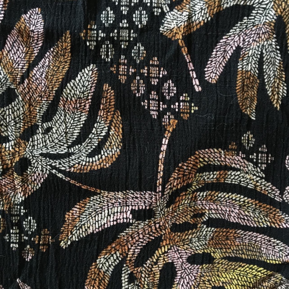 A New Day Tropical Leaf Top - Picture 2 of 6